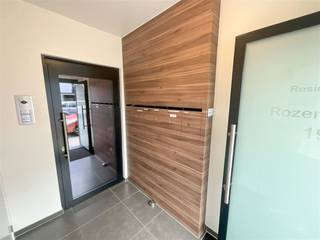 Welkom in dit moderne en ruime appartement, gelegen in het hart van Roeselare. Met een bewoonbare oppervlakte van 113m² biedt dit appartement twee comfortabele en goed ingerichte slaapkamers. De open en lichte woonkamer biedt een prachtig uitzicht op de omgeving dankzij de grote raampartijen die overvloedig natuurlijk licht binnenlaten. De moderne keuken is voorzien van alle nodige apparatuur en heeft een strakke afwerking die perfect past bij het eigentijdse interieur van het appartement. De badkamer is voorzien van een dubbele wastafel, een inloopdouche en een bad. Daarnaast is er een apart toilet en een praktische berging aanwezig.De grote garage biedt extra opslagruimte en zorgt voor een veilige parkeerplaats voor uw wagen.Profiteer van de nabijheid van lokale voorzieningen, winkels en openbaar vervoer. Mis deze unieke kans niet om eigenaar te worden van een stukje luxe in Roeselare. Neem vandaag nog contact met ons op voor een bezichtiging!