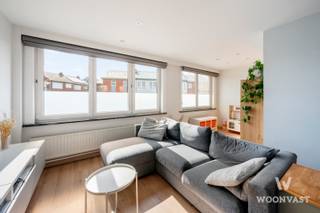 Ontdek deze instapklare woning op een zéér goede locatie in Dendermonde!<br /><br />Bij het betreden van de woning komen we terecht in de inkomhal voorzien van een gastentoilet, een inpandige garage, praktische berging en een rechtstreekse toegang tot de gezellige tuin.<br />De eerste verdieping biedt een lichtrijke leef- en eetruimte met open keuken. Deze ruimte is bovendien uitgerust met airconditioning.<br />Op de tweede verdieping bevinden zich twee ruime slaapkamers, eveneens voorzien van airco. Eén slaapkamer beschikt over een dressing. Daarnaast is er een stijlvolle badkamer aanwezig.<br />Tot slot beschikt de woning over een ruime zolder. Mits het plaatsen van een vaste trap, zijn hier extra kamers mogelijk. <br /><br />Ook de ligging is een troef: scholen, winkels, openbaar vervoer en diverse dagelijkse voorzieningen bevinden zich op korte afstand. Bovendien geniet je van een vlotte verbinding naar het centrum van Dendermonde en de omliggende gemeenten.<br /><br />Documenten raadpleegbaar op www.woonvast.be <br /><br />Beschikbaarheid vanaf april 2027!<br /><br />Hebt u interesse of wenst u een bezoek? Contacteer Kyan via 0470/35.32.06 of kyan@woonvast.be