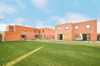 <p>indeling van woning</p>

<h3>gelijkvloers</h3>
Op het gelijkvloers vind je een ruime inkom, een open en lichtrijke leefruimte met keuken, een ruime berging en aparte fietsberging. Dankzij de gunstige oriëntatie geniet je optimaal van natuurlijk licht en heb je middag- en avondzon in je eigen tuin.

<h3><br />eerste verdieping</h3>
— 3 ruime slaapkamers<br />— badkamer
<h3><br />duurzaamheid en energie</h3>
Bij het ontwerp werd sterk ingezet op energie-efficiëntie en wooncomfort. Zo geniet je van lage energiekosten en ben je minder afhankelijk van fossiele brandstoffen.  Door het lage E-peil geniet je van een korting onroerende voorheffing van 50% gedurende 5 jaar.

<h3>de woning is uitgerust met:</h3>
— warmtepomp lucht/water in combinatie met vloerverwarming<br />— ventilatiesysteem D met warmterecuperatie<br />— doordachte isolatie en performante beglazing<br />— zonnepanelen<br />— een aangelegde tuin en terras
<h3><br />afwerking en prijs</h3>
Parkwoning B2 is in afwerkingsfase.<br />— Deze woning wordt momenteel volledig afgewerkt volgens de laatste trends, en is instapklaar binnen de 4 tot 6 maanden.<br />— De vermelde prijs betreft de volledig afgewerkte woning inclusief terras en tuin en aansluitingskosten, exclusief btw en verkoopkosten.<br />— Bij elke woning wordt een garage, overdekte autostaanplaats of parking verkocht, aan jou de keuze!
