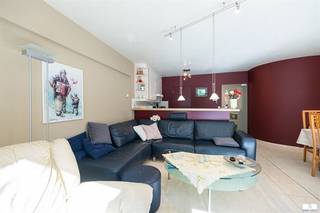 Appartement lumineux de deux chambres situé dans le centre commercial de Middelkerke, à proximité de la mer. Agencement : hall d’entrée avec...