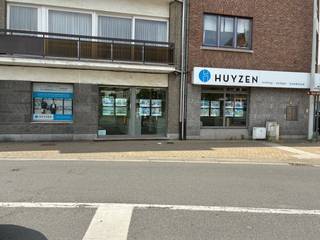 Op een toplocatie op de hoek van de Sint-Gillislaan 72 te Sint-Gillis-Dendermonde bieden wij een ruime kantoorruimte van 190 m² aan,...