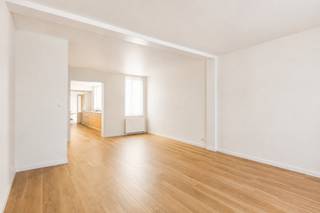 Deze gerenoveerde gezinswoning combineert comfort, ruimte en een uitstekende ligging. Gelegen langs de verbindingsweg tussen Turnhout en Ravels/Weelde, geniet de woning van een vlotte bereikbaarheid naar de Ring en de autostrade. Winkels, scholen en openbaar vervoer bevinden zich bovendien op wandelafstand. Bij het binnenkomen wordt u verwelkomd in de ruime leefruimte, waar grote raampartijen zorgen voor een aangename en natuurlijke lichtinval. Aansluitend bevindt zich de volledig geïnstalleerde keuken, voorzien van een praktische dakkoepel die voor extra licht en een aangename sfeer zorgt. Verder beschikt de gelijkvloerse verdieping over een badkamer, een apart gastentoilet, een overdekte veranda en een handige zij-ingang aan de linkerzijde van de woning. Op de eerste verdieping bevinden zich drie volwaardige slaapkamers, waaronder een ruime master-bedroom. Hierdoor biedt de woning alle ruimte en comfort voor een gezin. Een absolute troef is de grote tuin van maar liefst 865 m², waar u volop kan genieten van rust en privacy. Daarnaast beschikt de woning aan de linkerzijde over een ruime werkplaats met rechtstreekse toegang tot de tuin. Deze veelzijdige ruimte biedt tal van mogelijkheden en kan volledig naar eigen wens worden ingevuld.