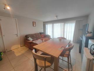 Deze aangename woning biedt een praktische indeling en hedendaags wooncomfort.<br />Via de inkomhal met handige berging bereik je de gelijkvloerse garage met automatische poort. Achteraan bevindt zich een ruim terras, ideaal om in alle rust te genieten.<br />Op de eerste verdieping vind je een gastentoilet en een lichtrijke woonkamer met open, volledig ingerichte keuken. <br />De tweede verdieping beschikt over een apart toilet, één ruime slaapkamer en een grote badkamer met alle comfort.<br />Beschikbaar vanaf 1 april 2026, schrijf je in voor het bezoekmoment (donderdag 29 januari tussen 18u en 18u30) via de website van optimmo.