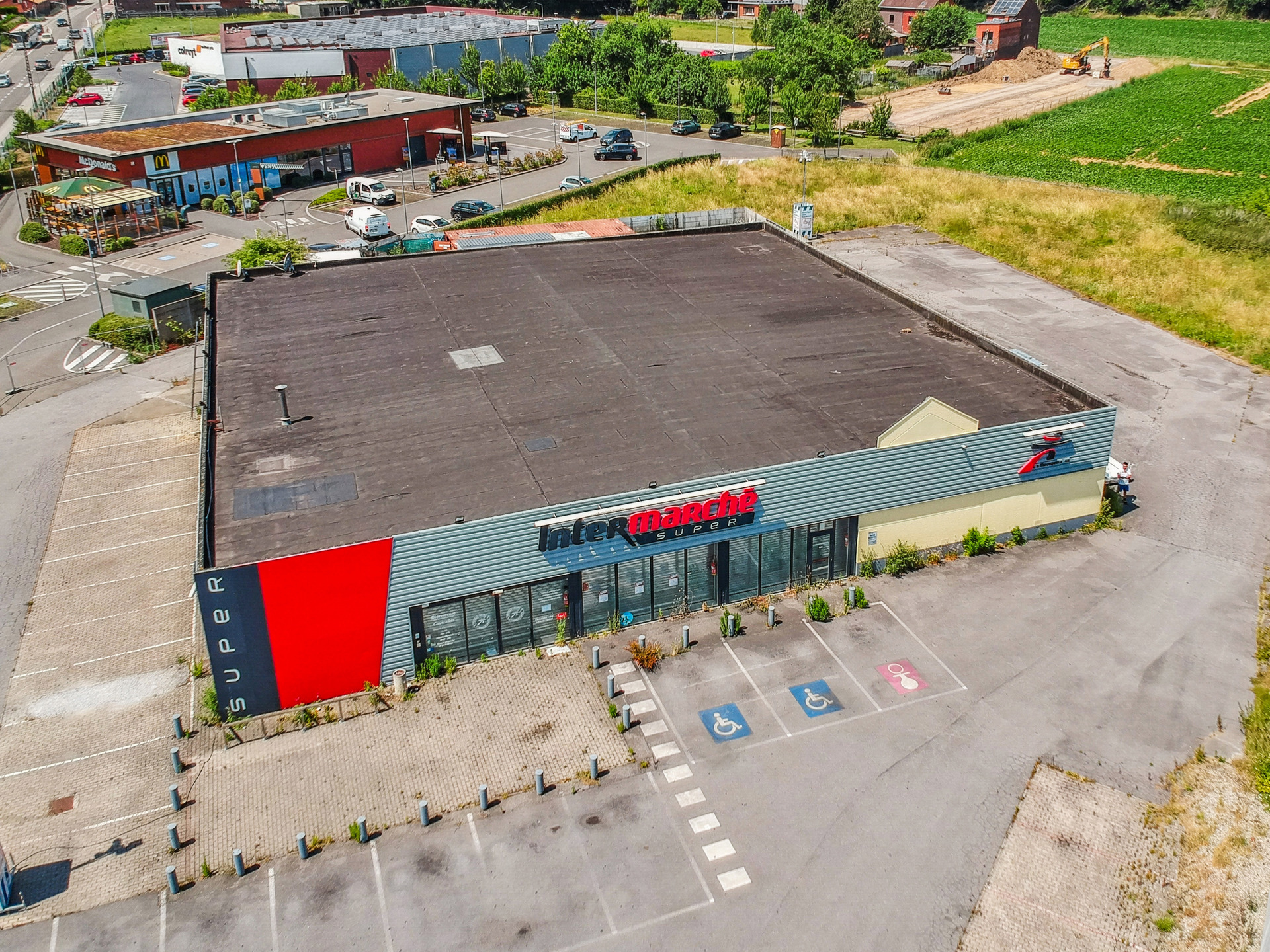 TE KOOP – Grote Commerciële Ruimte in Courcelles - foto 1