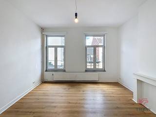 BRUSSEL, in de wijk Anneessens, op de 2e verdieping van een gebouw zonder lift, studio van ±35 m². De indeling is als volgt: hal, doucheruimte (wastafel, toilet), ingerichte keuken (wastafel, kookplaat, afzuigkap), woonkamer van ±21 m² op het westen. Vaste kosten: 50 €/maand (gemeenschappelijke kosten). Beschikbaar vanaf 01/08/2026. EPC E+. Afmetingen ter indicatie.<br /><br />Op de 2e verdieping:<br /><br />Entreehal<br />Doucheruimte (toilet, wastafel, douche)<br />Ingerichte keuken (wastafel, kookplaat, afzuigkap)<br />Woonkamer van ±21 m² (4,6 m x 4,6 m) op het westen<br /><br /><br /><br /><br /><br /><br /><br />Vertaald met DeepL.com (gratis versie)