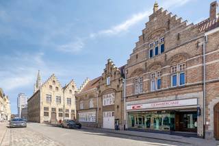 Handelswoning met prachtige gevel op 50m van de Grote Markt van Ieper. Commercieel gelijkvloers van +/- 200m² met mooie grote open ruimte. Achterliggende bergingen met wasplaats en toilet. De bovenliggende woonst heeft een aparte toegang en bestaat uit een ruime living met aparte keuken, bureel, 3 slaapkamers, badkamer en vaste trap naar de zeer grote zolder die nog heel veel potentieel biedt. Tevens droge kelder aanwezig. Historisch pand met heel veel mogelijkheden. Tevens recht van doorgang naar achterkant via erfdienstbaarheid langs de naastliggende garagepoort.
