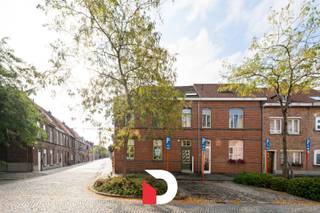 Dit karaktevolle hoekpand is gelegen op een gunstige en makkelijk bereikbare locatie binnen het gegeerde Sint-Gilliskwartier in hartje Brugge. Dankzij haar hoekligging geniet de woning van bijzonder veel lichtinval wat dient tot een aangename werk en/of woonbeleving. Winkels, scholen en invalswegen bevinden zich in de nabije omgeving, waardoor dit een ideale uitvalsbasis is voor gezinnen of wie wonen en werken wil combineren.<br /><br />Op het gelijkvloers bevindt zich de uitnodigende atelierruimte waaraan de nieuwe eigenaar een eigen invulling kan geven. Deze ruimte nodigt uit vanwege zijn overzichtelijke vorm, de overvloed van licht getrokken via de vele en hoge raampartijen wat zorgt voor een uiterst aangename beleving. De laatste jaren werd deze ruimte gebruikt als expositieruimte en tentoonstellingsruimte en werd het pand actief als kunstatelier gebruikt. De open structuur en de hoge plafonds zijn een goede basis om deze ruimte een eigen invulling te geven. Er werd een kitchenette en een toilet geïnstalleerd en voorzien van centrale verwarming op aardgas.<br />De duplexwoning erboven beschikt over een aparte inkom waar tevens ruimte voorzien is voor het stallen van fietsen. Op de eerste verdieping vinden we de lichtrijke en spatieuze woonkamer die uitgerust is met een open keuken. Deze verdieping beschikt eveneens over een badkamer., toilet en een 1ste slaapkamer die momenteel dienst doet als bergruimte.<br />Op de 2e verdieping beschikt de woonst over een ruime overloop die toegang biedt tot een aparte toilet, 2 volwaardige slaapkamers en een bergruimte. <br />Het app. werd eveneens uitgerust met centrale verwarming dmv. een HR-gaswandketel die recent vernieuwd werd.<br /><br />Kortom, deze polyvalente woning biedt heel wat mogelijkheden en is bijzonder geschikt voor wie op zoek is naar een lichtrijke woonst met ruimte voor het uitoefenen van hobby's, het creëren van een thuiskantoor of praktijk én uitbreidingsmogelijkheden in het hart van Brugge.