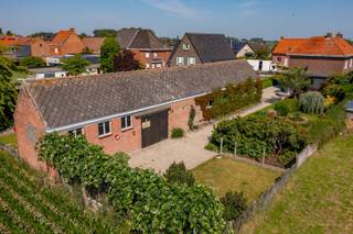 Deze PRACHTIGE KARAKTERVOLLE WONING is gelegen te Aarsele (Tielt) met name in de Vinkstraat 68 op een perceel grond van 820 m². De woonst...