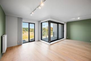 <h2><span>Luxueus (quasi nieuw) appartement vlakbij het strand! </span></h2><p><span>Ontdek dit recent (2024) en subliem afgewerkte appartement op </span><span>toplocatie</span><span>, op slechts enkele stappen van het strand. Een parel van </span><span>toparchitectuur</span><span>, hoogwaardige materialen en een fenomenale afwerking. </span></p><h3><span>Waarom dit appartement een topper is </span></h3><ul><li><span>Nieuwbouw (2024): energiezuinig en instapklaar</span></li><li><span> Luxe keuken met eiland uitgerust met hoogwaardige materialen</span></li><li><span> Schitterend afgewerkte leefruimte in hedendaagse stijl (parketvloer)</span></li><li><span> 2 slaapkamers</span></li><li><span> Stijlvolle badkamer met inloopdouche</span></li><li><span> Groot terras met heerlijke avondzon</span></li><li><span> Bewoonbare opp.: ca. 96 m²</span></li><li><span> Terras: ca. 6 m²</span></li></ul><h3><span>Extra troeven </span></h3><ul><li><span> Conforme technieken en perfecte staat</span></li><li><span> Absolute topligging vlak bij winkels, horeca, duinen en openbaar vervoer</span></li></ul><p><span>Een fantastisch appartement voor wie houdt van </span><span>luxe</span><span>, </span><span>comfort</span><span> en een </span><span>premium ligging</span><span>. </span></p><p><span>Interesse? Contacteer Astrid Immobilia en plan jouw bezoek!</span></p><p><span> </span></p>