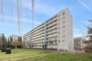 <p>Te koop: verzorgd appartement in Leuven, nabij openbaar vervoer.<br />Dit gesloten appartement uit 1973 biedt een comfortabele woonomgeving met veel lichtinval en een ruim privé terras waar u heerlijk kunt ontspannen. De ligging in de Leeuwerikenstraat combineert rust met een vlotte bereikbaarheid. Bovendien is er de mogelijkheid tot aankoop van een garagebox, wat het geheel extra praktisch maakt.</p>

<p> </p>

<p>Belangrijkste ruimtes:<br />• Lichte woonkamer met grote ramen en toegang tot het terras<br />• Functionele keuken met voldoende opbergmogelijkheden<br />• Twee slaapkamers met aangename lichtinval<br />• Badkamer met ligbad en wastafel<br />• Berging voor extra opslagruimte<br />• Ruim privé terras, ideaal voor buitenmaaltijden of ontspanning</p>

<p> </p>

<p>Troeven:<br />• Ruim privé terras<br />• Mogelijkheid tot aankoop garagebox<br />• Veel lichtinval</p>

<p> </p>

<p>Neem vandaag nog contact op met uw ERA-makelaar voor een bezoek.<br />JOUW DROOMAPPARTEMENT. ZO GEVONDEN!</p>