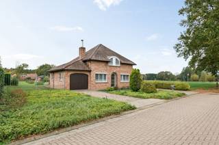 Aan het einde van een rustige straat, omringd door weilanden en groen, ligt deze te renoveren gezinswoning op een prachtig perceel van maar...