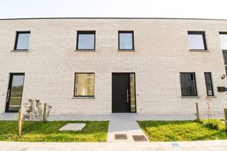 <strong>Energiezuinige nieuwbouwwoning</strong> te huur gelegen langs de Albert Biesbrouckstraat te Roeselare.<br />Deze woning beschikt over alle nodige <strong>hedendaagse comfort</strong> en is bovendien bijzonder <strong>lichtrijk</strong>!<br />Het is dichtbij winkels, scholen en op enkele minuten van de autostrade en invalswegen.<br />De woning is uiterst energiezuinig met<strong> EPC A</strong>. <br /><br />Gelijkvloers bestaande uit inkom, gastentoilet,<strong> leefruimte met open keuken</strong> en berging.<br />Op het verdiep vinden we <strong>drie slaapkamers</strong>, <strong>berging/dressing</strong>, <strong>badkamer </strong>met <strong>bad en douche</strong> en een toilet.<br />Er is ook een <strong>autostaanplaats en tuinberging</strong> <strong>inbegrepen</strong>. <br /><br /><strong>Huurprijs €1000,00 per maand</strong>.<br />De woning is <strong>beschikbaar in juli</strong>. <br /><br />Vraag uw bezoek aan via mijnhuurprofiel