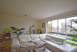 Vijfwegenstraat 164 bus 3<br />8800 Roeselare<br /><br />Op zoek naar een praktische woonst of toegankelijke vastgoedkans? Dit praktisch ingericht appartement biedt zowel een ideale kans voor eigen bewoning als een stabiele investering. Basiscomfort dat voldoet aan de belangrijkste behoeften van huurders én eigenaars.<br />Bestaande uit inkomhal met gastentoilet, woonkamer met voldoende lichtinval, berging, ingerichte keuken, badkamer met ligbad en twee slaapkamers.<br /><br />Waarom kiezen voor dit appartement?<br />✔ Reeds verhuurd: Voor investeerders betekent dit onmiddellijke huurinkomsten.<br />✔ Ook geschikt voor eigen bewoning: Een betaalbare woning voor starters of wie dichtbij het centrum wil wonen.<br />✔ Centrale locatie: Dichtbij het centrum, openbaar vervoer en winkels.<br /><br />Mogelijkheid tot bijkopen van een garagebox: €20.000