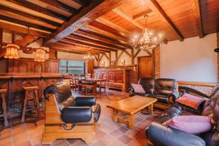Voor verdere info of een vrijblijvende waardebepaling van uw eigendom: jordi.broes@homixx.be of 016 199 340.<br /><br />In de Nieuwstraat te Keerbergen stellen we graag deze uiterst degelijke en verrassend ruime open bebouwing aan u voor.<br /><br />Gebouwd met betonnen welfsels en opgericht op een mooi perceel van 1.006 m², biedt deze woning een royale bewoonbare oppervlakte van maar liefst 252 m².<br /><br />Bij het betreden van de woning komt u via de inkomhal terecht in een lichtrijke leefruimte met pelletkachel die een gezellige sfeer en aangename warmte geeft.<br />De degelijke keuken bevindt zich centraal in het pand en heeft een directe aansluiting op de praktische berging en wasplaats.<br />Aansluitend geniet u in de gezellige veranda van een optimaal zicht op de ruime groene tuin en het zonnige terras.<br />Op het gelijkvloers bevindt zich tevens 1 aparte toilet met lavabo.<br />De woning telt 3 volwaardige slaapkamers verdeeld over de gelijkvloers en de eerste verdieping. <br />Ook is er een praktische badkamer met bad, douche, lavabo en toilet.<br />Via een vaste trap bereikt u de hal die toegang biedt tot een van de slaapkamers alsook de zolder met bijkomende mogelijkheden voor extra opbergruimte of verdere inrichting (slaapkamer, speelkamer, bureauruimte,...).<br /><br />Een van de grootste troeven van deze woning bevindt zich echter ondergronds: het pand is zeer ruim onderkelderd.<br />De kelder is aan de achterzijde vlot in te rijden en biedt moeiteloos plaats aan meerdere wagens, werk- of stockageplaats.<br /><br />Ook op het vlak van parkeergelegenheid laat deze eigendom niets te wensen over.<br />Naast de inpandige garage (met automatische poort) beschikt u buiten over een extra garage (incl. bergzolder) voor 1 staanplaats EN nog een carport met 1 staanplaats.<br />Meerdere parkeerplaatsen op de oprit.<br /><br />Een uiterst stevige, kwalitatieve en asbestveilige woning op een uitstekende locatie, klaar om uw nieuwe thuis te worden.<br /><br />Contacteer Homixx Vastgoed voor meer informatie of om uw bezoek in te plannen!