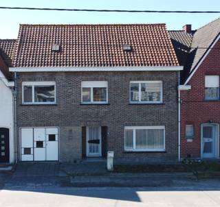 PROPRIÉTÉ RÉSIDENTIELLE À WAREGEM AVEC POTENTIEL DE DÉVELOPPEMENT Cette propriété intéressante à Waregem offre une opportunité unique pour les...