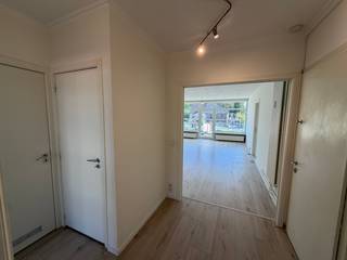 <h1>Gerenoveerd appartement met 2 slaapkamers, terras, garagebox en berging nabij het centrum van Genk</h1><p><strong>Reinpadstraat 13 bus 3 – Genk</strong><br />Op een centrale en gunstige locatie nabij het centrum van Genk bevindt zich dit <strong>gerenoveerde appartement van 86 m²</strong>, gelegen op de eerste verdieping van Residentie Breughel.<br />Het appartement werd grondig aangepakt en beschikt onder meer over een <strong>volledig vernieuwde keuken, nieuwe badkamer, nieuw toilet, nieuwe vloerafwerking en opnieuw afgewerkte en geschilderde muren</strong>. Hierdoor is het pand instapklaar.<br />Een bijkomende troef zijn de <strong>twee terrassen</strong>, waarvan één aan de zuidzijde en één aan de westzijde, evenals de <strong>ruime garagebox met elektrische poort en aparte kelderberging</strong>.</p><h3>Indeling</h3><p>De lichtrijke leefruimte geniet dankzij de grote raampartijen van een aangename natuurlijke lichtinval en biedt rechtstreeks toegang tot de terrassen. De zuid- en westoriëntatie zorgen voor een aangename buitenruimte en veel natuurlijke lichtinval gedurende de dag.<br />Het appartement omvat:</p><ul><li><p>inkomhal;</p></li><li><p>ruime en lichtrijke leefruimte;</p></li><li><p><strong>nieuwe keuken</strong>;</p></li><li><p>2 volwaardige slaapkamers;</p></li><li><p><strong>nieuwe badkamer</strong>;</p></li><li><p>afzonderlijk <strong>nieuw</strong> toilet;</p></li><li><p>2 terrassen;</p></li><li><p>kelderberging.</p></li></ul><p>Daarnaast beschikt het appartement over een <strong>ruime garagebox met elektrische poort</strong>.</p><h3>Technische troeven</h3><ul><li><p>elektrische installatie <strong>conform</strong>;</p></li><li><p><strong>EPC-label B</strong>;</p></li><li><p>lift aanwezig in de residentie.</p></li></ul><h3>Centrale ligging</h3><p>De Reinpadstraat bevindt zich aan het centrum van <strong>Genk</strong>, met winkels, horeca, scholen, diensten en openbaar vervoer in de directe omgeving. Ook de belangrijkste verbindingswegen zijn vlot bereikbaar.</p><h3>Interessante opportuniteit</h3><p>Dankzij de recente renovatie, het gunstige EPC-label, de twee terrassen en de combinatie van een <strong>garagebox en kelderberging</strong> is dit appartement een interessante opportuniteit voor zowel <strong>eigen bewoning als investering</strong>.<br /><strong>Voor meer info en/of een bezichtiging: info@jansenrealestate.be of 011/39 90 50.</strong></p>