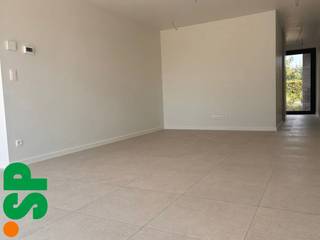 De woning heeft de volgende indeling: Men komt binnen in de inkomhal met het apart toilet (tegels). Van hieruit kan men naar de ruime en lichtrijke woonkamer (tegels; 23m²) met de open ingerichte keuken (tegels, kasten, oven, koelkast, diepvriezer, dampkap, inductie kookvuur, 1.5 spoelbak en vaatwasser; 10m²). Aansluitend aan de keuken is nog een berging voorzien (tegels; wasmachine aansluiting, 6m²). Verder komen we in de garage (tegels; 22m²). <br /><br />Op de eerste verdieping bevinden zich 3 slaapkamers (laminaat; 9m², 12m² en 11m²). Een ruime ingerichte badkamer (tegels, lavabomeubel, bad met douchemogelijkheid en aparte inloopdouche; 6m²), een apart toilet (laminaat).<br /><br />Verder beschikt de woning over een terras met volledig afgesloten tuin. <br /><br />- EPC = 8 kWh/m²<br />- CV = aardgas op vloerverwarming<br />- Kleine huisdieren zijn bespreekbaar<br />- Zonnepanelen <br />- Volledig geschilderd <br /><br />Voor bijkomende inlichtingen of een bezoek ter plaatse kan u steeds vrijblijvend contact opnemen met Immo S|P via info@immosp.be.