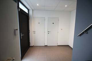 <strong>150m² compleet uitgeruste kantoor- of praktijkruimte op een rustige en vlot bereikbare ligging.</strong><br /><br />Totaal vernieuwde kantoren, voorzien airco, alarm, ventilatie, kitchenette, sanitair D/H, parkeerplaatsen waaronder 1 met laadpaal.<br />Dit pand is eveneens geschikt voor praktijkruimte voor medische- of aanverwante beroepen. Er zijn meerdere lokalen, mogelijks in te richten als wachtruimte, behandelingskamer(s) etc.<br /> <br />Dé ideale locatie om in een rustige, niet industriële omgeving uw kantoorwerkzaamheden of praktijkruimte onder te brengen. <br /> <br /> <br />Financieel
<ul>
<li>huurprijs: 1.200 EUR/mnd – jaarlijks te indexeren</li>
<li>provisie: 100 EUR/mnd als voorschot op de onroerende voorheffing en kosten</li>
<li>onroerende voorheffing ten laste van de huurder</li>
<li>waarborg 3 mnd huur</li>
<li>éénmalige kosten ten laste van de huurder met betrekking tot de huurovereenkomst :</li>
<li>50% van de kosten plaatsbeschrijving + registratierecht FOD Fin.</li>
</ul>
<br />alle verdere info op aanvraag<br /><br />Beschikbaarheid:<br />onmiddellijk beschikbaar<br /><br />Bezoek enkel of afspraak met de makelaar<br /><br />Contacteer ons voor meer info of een vrijblijvend bezoek.
