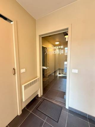 MAIL NAAR CHADIA@WIJSVASTGOED.BE VOOR EEN BEZOEK - TELEFONISCH WORDEN ER GEEN BEZOEKEN INGEPLAND !<br />Dit modern gelijkvloers appartement gelegen in een super rustige straat in het centrum van Ertvelde heeft zeer volwaardige ruimtes &amp; een mooi lichtinval ! Het appartement beschikt over 2 ruime slaapkamers en een grote dubbele leefruimte met open keuken waarin alle comfort voorzien is. In de grote badkamer is er een douche en dubbele lavabo aanwezig + de ruimte om een wasmachine en droogkast te plaatsen. Achteraan is er een zonneterras aanwezig met toegangsdeur, u heeft hier dus geen onderhoud aan een tuin ! Tot slot is er ook een gemeenschappelijke fietsenstalling vooraan in het appartement.<br /><br />Indeling: inkomhal, apart toilet, dubbele leefruimte, open geïnstalleerde keuken, badkamer met douche, 2 volwaardige slaapkamers en het zonneterras met toegangsdeur. <br /><br />Dit alles op een TOPlocatie met alles op wandel- en fietsafstand !<br />De huurprijs is incl. de gemeenschappelijke kosten van 25 euro per maand.<br />Meer info of een bezoek? MAIL naar chadia@wijsvastgoed.be !