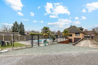 In een rustige en aangename straat in Erembodegem bevindt zich deze charmante villa op een mooi perceel van 942 m². De woning, gebouwd in 1979,...