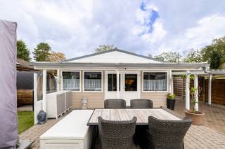 <span>Ontdek deze v</span>olledig gerenoveerde chalet<span> op eigen grond in vakantiepark Breebos, gelegen in een groene en rustige omgeving. Het park biedt een aangename combinatie van natuur en ontspanning, met een bosrijke omgeving en vijver in de nabijheid. De chalet is instapklaar en voorzien van heel wat extra comfort, waaronder airconditioning, zonnepanelen en een sauna. Buiten geniet u van een gezellig terras en een eigen tuintje.<br /><br />Indeling:<br />-Woonkamer<br />-Eetkamer<br />-Keuken<br />-Slaapkamer<br />-Badkamer<br /><br />Buiten:<br />-Terras<br />-Sauna<br />-Carport<br />-Tuinhuis<br /><br />Mis deze kans niet en plan een bezoek in!<br /><br />0486 905 950<br />toon.vermeiren@albert.immo<br />www.albert.immo<br /><br />Bij Albert kom je thuis!<br /><br />Voor alle foto's en interactieve plannen verwijzen wij naar onze website: www.albert.immo<br /></span>