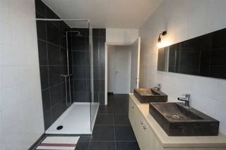 This energy efficient rooftop apartment (EPC B) combines space, light and comfort.Through the entrance hall you enter the apartment. Immediately to...