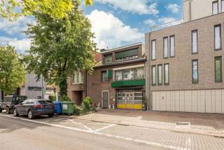 <p><span>Ruime bel-etage met op het gelijkvloers garage/uitbating garage/werkplaats.</span></p><p><span> </span></p><p><span>+350000 euro handelsfonds (NV). (inclusief overnamen roerende goederen, klantenbestand en licenties). Meer info via kantoor;</span></p><p><span>Enkel ernstige kandidaten die wensen het eigendom en aansluitende garage te willen uitbaten. </span></p><p><span>9 meter breed.</span></p><p><span> </span></p><p><span>Indeling:</span></p><p><span> </span></p><p><span>gelijkvloers:</span></p><p><span> </span></p><p><span>Ruime inkomhal met trap naar eerste verdieping.</span></p><p><span>Een grote garage/atelier/werkplaats.</span></p><p><span> </span></p><p><span>1ste verdieping:</span></p><p><span> </span></p><p><span>een overloop op een tegelvloer. Met berging, toilet. </span></p><p><span>Leefruimte op een tegelvloer.</span></p><p><span>Ruime open keuken (volledig geïnstalleerd)</span></p><p><span>Aansluitend groot overdekt terras en groot terras op het dak van de garage.</span></p><p><span> </span></p><p><span>Tweede verdieping:</span></p><p><span> </span></p><p><span>Op  dit moment twee slaapkamers, waarvan er 1 vroeger twee waren Dus kan terug omgevormd worden.</span></p><p><span>Een badkamer op een tegelvloer met toilet en inloopdouche.</span></p><p><span>Een overloop.</span></p>