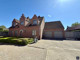MOOIE VILLA MET 3 SLPKS EN DUB. GAR. OP TOPLIGGING Gelegen in de aangename en gegeerde wijk Drie Lindekens in Beveren bevindt zich deze uitzonderlijk...