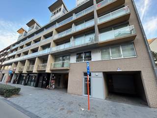 Garage DOUBLE (12 m de profondeur) à vendre dans la résidence Gaugin. Ce garage est situé au 99 Franslaan à Nieuwpoort-Bad, à quelques pas de la...