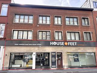 Te koop in Deurne aan de Turnhoutsebaan 92 - een handelspand van +-500m² centraal gelegen op een commerciële en visibele ligging met veel passage!Het handelspand dat we hier te koop aanbieden in Deurne beschikt over volgende indeling:-Winkelruimte met brede etalage van 15m² met grote raampartijen en vele lichtkoepels-Stockage ruimte-Aparte pratijk- of consultatieruimtes-Toiletten-Kelder-Aparte ingang langs Hooftvunderlei ideaal voor leveringenHet handelspand aan de Turnhoutsebaan 94 bieden we ook te koop aan via Dewaele Vastgoed.Tot slot onderging het handelspand te koop hier in Deurne de afgelopen jaren enkele energetische renovaties wat resulteert in een goede EPC score B en is de elektrische keuring ook volledig conform.EPC Turnhoutsebaan 92 = BBen jij geïnteresseerd in dit vastgoed te koop in Deurne? Aarzel dan niet om ons te contacteren. Het Dewaele vastgoedkantoor van Deurne aan de Turnhoutsebaan staat graag tot uw dienst. Had u graag een gratis schatting van uw eigendom? bel ons voor een vrijblijvend gesprek op 03/666.66.66 of mail naar deurne@dewaele.com Stedenbouwkundige inlichtingen : in aanvraag