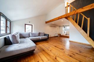 Perfect gelegen in het hart van het stadscentrum, op slechts enkele stappen van de Place Cathédrale, ontdek deze studio met een PEB-oppervlakte van 49 m²! Dankzij de gunstige ligging nabij alle voorzieningen (tram, bus, trein, winkels, scholen) is het als volgt ingedeeld: 4e verdieping: woonkamer van 24 m², keuken, badkamer met WC, zolderberging en mezzanine slaapkamer. Algemene kenmerken: PEB G (606 kWh/m².jaar – 29.884 kWh/jaar – 20171023015634) – conforme elektrische installatie – houten ramen met dubbele beglazing – parlofoon – maandelijkse lasten van €62 – aandelen: 40/1.000 – gebouw zonder lift – ... Om andere exclusieve opportuniteiten te ontvangen, nodigen wij u uit om rechtstreeks contact met ons op te nemen. Wij begeleiden u graag bij uw zoektocht naar een aankoop of investering, evenals bij uw verkoopproject. Voor elke GRATIS en VRIJBLIJVENDE schatting, neem contact op met uw expert via +32 4 277 00 07.