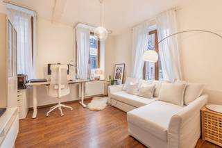 Op zoek naar een aangename en lichtrijke thuis op een absolute toplocatie? Dit charmante hoekappartement van ca. 61 m² bevindt zich in de Sint-Barbarastraat 2, midden in het centrum van Leuven. Dankzij de vele raampartijen geniet het appartement van een bijzonder fijne lichtinval en een warme, huiselijke sfeer. Het appartement beschikt over een gezellige leefruimte met plaats voor zowel een salon als een bureauhoek. Aansluitend vindt u de eetruimte en de geïnstalleerde keuken. Verder zijn er een volwaardige, afzonderlijke slaapkamer, een ruime badkamer met douche, lavabo en toilet, en een praktische aparte berging. De centrale ligging vormt een absolute troef: winkels, horeca, openbaar vervoer, universiteitsgebouwen en alle voorzieningen van de Leuvense binnenstad bevinden zich op wandelafstand. Toch biedt het appartement binnen de nodige rust en privacy. Het appartement wordt onbemeubeld verhuurd en is beschikbaar vanaf 1 augustus 2026. Voor de gemeenschappelijke kosten wordt een vaste bijdrage van €30 per maand aangerekend. Minimumduur contract bedraagt 3 jaar. Wenst u graag een bezoek of extra informatie? Aarzel dan zeker niet contact op te nemen via info@homies.be of 016 15 37 11.