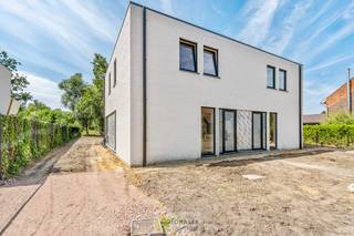 <strong>PRACHTIGE NIEUWBOUWWONING (GRONDAANDEEL €156.000 + 12% REGISTRATIERECHTEN EN CONSTRUCTIE €289.000 + 21% BTW) MET EEN HEERLIJK LICHTRIJKE WOONKAMER MET OPEN KEUKEN, RUIME BERGING, 3 SLAAPKAMERS EN EEN RUIME BADKAMER VOORZIEN VAN ALLE COMFORT OP EEN PERCEEL VAN 4A 35CA! Een aangename woning met een bewoonbare oppervlakte van +-110m², op een perceel van 4a 35ca! De woning biedt op de gelijkvloerse verdieping een heerlijk ruime woonkamer met open keuken, een ruime berging, een wc en een hal met trap naar de verdieping. Op deze eerste verdieping beschikt de woning over maar liefst 3 slaapkamers en een goed uitgeruste badkamer. Een woning met vele troeven dus, nl. nieuwbouw, een fijne locatie, 3 slaapkamers, laag energieverbruik,…<br /><br />LIGGING: </strong><br />Deze woning is gelegen vlak aan een belangrijke verbindingsweg die Hasselt vlot verbindt met de omliggende gemeentes zoals Diepenbeek en Genk. Winkels, horeca en openbaar vervoer zijn vlot bereikbaar. Tevens liggen parken, wandel- en fietsroutes op korte afstand,<br /><br /><strong>INDELING: </strong><br /><strong>Gelijkvloerse verdieping: </strong><br />- Inkomhal – wc – ruime doorzonwoonkamer - open keuken (voorzien spoeleiland en van modern comfort zoals vaatwas, keramisch vuur met dampkap, oven en koelkast, gelegen aan terraszijde met achterdeur naar buitenruimte) - berging/wasplaats (gesitueerd vlak aan keuken, voorziening voor wasmachine en droogkast) -<br /><br /><strong>Verdieping</strong>:<br />- Vide – slaapkamer 1 – slaapkamer 2 – slaapkamer 3 – ruime badkamer –<br /><br /><strong>Tuin:<br />-</strong> Tuinzone – tuinzone zelf in te richten/aan te leggen – volledig omheind -<br /><strong>BIJZONDERHEDEN:</strong><br />- Fonkelnieuwe woning (oplevering bj 2026)<br />- Knappe moderne architectuur en materiaalkeuze<br />- Zeer energievriendelijke woning<br />- E-peil max. E18<br />- 3-dubbele beglazing<br />- Ventilatie type D<br />- Vloerverwarming<br />- Warmtepomp<br />- Schrijnwerk in PVC (zwart aan zowel binnen- als buitenzijde)<br />- Grondaandeel €156.000 + 12% registratierechten<br />- Constructiewaarde €289.000 + 21% BTW<br />- Totaalprijs incl. RR en incl. BTW €524.410<br />- Aansluitingskosten nutsvoorzieningen niet inbegrepen<br /><br /><strong>Stedenbouwkundige Inlichtingen:</strong><br />Bouwvergunning - Woongebied - Geen dagvaarding - Geen voorkooprecht – Verkavelingsvoorschriften<br /><br /><strong>E-peil: E</strong>18<strong> - EPC: </strong>31,03 kWh/m²<strong> </strong><br /><br /><strong>O-peil: </strong>niet overstromingsgevoelig<br /><br /><strong>Benieuwd naar deze woning? Wenst U advies omtrent uw eigen woning? Graag plannen wij vrijblijvend met U een afspraak in om onze expertise met U te delen, steeds tot Uw dienst!!<br />Neem contact op met IDEALIS VASTGOED op 011/515 565 of mail naar info@idealisvastgoed.be!</strong>