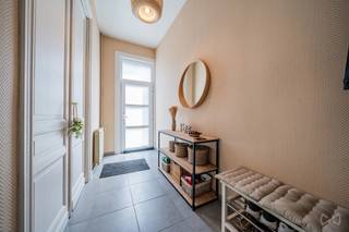 <p><span>We Invest Haute Senne vous propose cette spacieuse maison rénové idéalement située à Soignies, à proximité immédiate du centre-ville, de la gare, des écoles et de toutes les commodités.</span></p>
<p><span>± 144 m² habitables, cette habitation en excellent état général séduira aussi bien les familles que les acquéreurs à la recherche d'un bien offrant du potentiel.</span></p>
<p><span>Le rez-de-chaussée se compose d'un hall d'entrée accueillant, d'un vaste séjour lumineux de plus de 34 m², d'une cuisine équipée avec accès direct vers la cour aménagée, d'une première salle de bains comprenant baignoire d'angle, douche et double lavabo, d'un WC séparé ainsi que d'une buanderie.</span></p>
<p><span>L'étage accueille trois chambres confortables de ± 17 m², ± 17 m² et ± 22 m² ainsi qu'une seconde salle de bains.</span></p>
<p><span>Au dernier niveau, un grenier de près de 40 m² déjà équipé de châssis de toiture offre un potentiel d'aménagement exceptionnel. Celui-ci pourrait aisément accueillir deux chambres supplémentaires, une suite parentale ou un espace polyvalent selon vos besoins.</span></p>
<p><span>À l'extérieur, vous profiterez d'une agréable cour aménagée nécessitant peu d'entretien et permettant de profiter pleinement des beaux jours.</span></p>
<p><span>Sur le plan technique, le bien bénéficie notamment d'une toiture récente, d'une installation électrique conforme, de châssis PVC double vitrage, d'une chaudière gaz à condensation, d'un boiler thermodynamique de 200 litres, d'un adoucisseur d'eau ainsi que de 8 panneaux photovoltaïques contribuant à réduire les consommations énergétiques. Une cave complète également l'ensemble.</span></p>
<p><span>Une opportunité idéale pour une famille souhaitant bénéficier immédiatement de trois chambres tout en conservant un important potentiel d'agrandissement.</span></p>
<p><span>Faire offre à partir de 299.000 €, sous réserve d'acceptation du propriétaire.</span></p>
<p><span>PEB D - 327 kWh/m².an - N°20260611025731.</span></p>