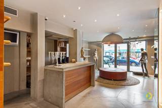 Deze commerciële ruimte geniet van een uitstekende ligging met veel passage en visibiliteit, ideaal voor wie maximale commerciële impact...