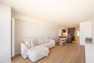 <u><strong>Residentie San Giorgio</strong></u><br /><br />Op de 7de verdieping van de Zeedijk in Duinbergen bevindt zich dit prachtig gerenoveerde appartement (2025), waar het indrukwekkende frontale zeezicht meteen de toon zet. De lichtrijke leefruimte strekt zich uit over de volledige breedte van het appartement en opent via een groot schuifraam naar het uitnodigende voorterras. Hier geniet je van een panoramisch uitzicht over de Noordzee, een luxe die elke dag opnieuw een vakantiegevoel oproept.<br /><br />De eetruimte sluit elegant aan op de moderne open keuken, afgewerkt met een luxueus marmeren werkblad, warme houten accenten en hoogwaardige Miele-toestellen. De combinatie van stijl en functionaliteit maakt dit een heerlijke plek om te koken, te tafelen en te genieten van het kustlicht dat overvloedig binnenvalt.<br /><br />Achteraan het appartement heerst volledige rust. Beide volwaardige slaapkamers zijn uitgerust met ingemaakte kasten en hebben directe toegang tot een tweede terras met praktische bergingen. Elke kamer beschikt over een eigen badkamer met inloopdouche en stijlvol lavabomeubel, waarbij één badkamer ensuite is geïntegreerd in de master bedroom. Het geheel straalt comfort en verfijning uit, ideaal voor zowel vaste bewoning als tweede verblijf.<br /><br />Een garagebox in een nabijgelegen residentie kan optioneel worden aangekocht, wat het geheel nog praktischer maakt<br /><br />Wil je wonen op een gegeerde locatie van Duinbergen, met een adembenemend zeezicht vanop de 7de verdieping? Neem vandaag nog contact op voor een bezoek en laat je overtuigen door dit uitzonderlijke appartement.<br /><br /><strong>Ref: A738</strong>