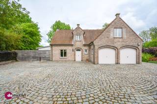 <p><span>Villa dans l'arrière-cour avec beaucoup d'espace sur un terrain spacieux à Schiplaken</span></p><p><span> </span></p><p><span>Vous rêvez d'espace, de tranquillité et d'une situation privilégiée? Alors cette propriété est exactement ce que vous recherchez. Par une longue allée, vous arrivez à votre nouvelle maison, discrètement nichée sur un généreux terrain de pas moins de 16a 50ca.</span></p><p><span> </span></p><p><span>Vous entrez dans la propriété par le spacieux hall d'entrée. Le grand espace de vie, où la lumière et l'espace sont au centre, vous invite à vous détendre et à profiter. Le bureau séparé, qui communique avec l'espace de vie, est parfait pour travailler à domicile. La cuisine spacieuse offre tout le confort nécessaire, suivie d'un espace de rangement pratique et d'une buanderie.</span></p><p><span> </span></p><p><span>À l'étage, le lumineux couloir de nuit vous accueille dans quatre chambres de taille normale. La chambre principale dispose de son propre dressing et d'une salle de bains privée entièrement équipée &amp; où vous pourrez vous détendre pleinement. Vous disposez également d'une deuxième salle de bains avec lavabo, toilette et baignoire. </span></p><p><span> </span></p><p><span>À l'extérieur aussi, c'est le plaisir à l'état pur. Le magnifique jardin vous offre une intimité totale et dispose de deux terrasses. L'une d'entre elles est directement reliée au salon, ce qui est idéal pour des dîners agréables. La seconde terrasse est orientée à l'ouest pour que vous puissiez profiter au maximum du soleil, avec un jacuzzi et un pool house pour une sensation ultime de vacances dans votre propre jardin.</span></p><p><span> </span></p><p><span>Cette maison est également très pratique: elle dispose d'un garage, d'un abri pour voitures et d'un espace de stationnement suffisant pour plusieurs voitures.</span></p><p><span> </span></p><p><span>La situation géographique complète le tableau. Elle est stratégiquement située entre Malines et Louvain, avec un accès facile à Anvers et Bruxelles. De plus, le centre de Schiplaken est accessible à pied et toutes les commodités sont à portée de main. Pour la détente et la nature, vous êtes à proximité du domaine du Bloso et du canal de Louvain.</span></p><p><span> </span></p><p><span>Bref, ici, vous combinez espace, confort et emplacement de choix pour créer votre maison idéale!</span></p><p><span> </span></p><p><span>Contactez-nous pour une visite!</span></p><p><span> </span></p><p><span>015 20 36 00 - <span>info@domoxim.be</span></span><span> </span></p><p><span> </span></p><p><span>domoXim. Là où les rêves deviennent réalité!</span></p><p><span> </span></p><p><span>Vous vous interrogez sur la valeur de </span><span>votre</span><span> maison? Nous vous conseillons volontiers.</span></p>