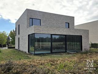 UNIEKE BEN-NIEUWBOUWVILLA IN MARKE – 4 SLKS – 2 BADKS – 266M² BEWOONBARE OPPERVLAKTE<br /><br />Op zoek naar een ruime nieuwbouwvilla die u volledig naar eigen smaak kunt afwerken? Dan is deze cascowoning in Marke een buitenkans!<br /><br />Op een mooi perceel van 652 m² bevindt zich deze verrassend ruime en lichtrijke nieuwbouwvilla met een bewoonbare oppervlakte van 266 m². De combinatie van een strakke architectuur, royale leefruimtes, hoogwaardige technieken en een prachtig zicht op het groen maakt van deze woning een bijzonder geheel.<br /><br />Via de centrale inkomhal met gastentoilet en open trap komt u in de indrukwekkende leefruimte van maar liefst 95 m². De keuken, eetplaats en zithoek vormen één open en lichtrijk geheel. De indeling biedt bovendien tal van mogelijkheden: zo kan er nog een open of afgesloten bureauruimte worden voorzien. Grote raampartijen zorgen voor een aangename verbinding met de tuin en bieden een prachtig uitzicht op het achterliggende groen.<br />Verder beschikt het gelijkvloers nog over een praktische wasplaats en technische ruimte.<br /><br />Op de eerste verdieping bevinden zich vier volwaardige slaapkamers en twee badkamers. De master suite is zonder twijfel een van de blikvangers van de woning. Deze bestaat uit een ruime slaapkamer, dressing en een eigen badkamer. <br /><br />Een van de grootste troeven van deze woning is de volledige afwerkingsvrijheid. De villa staat klaar om verder door u afgewerkt te worden, op uw eigen tempo en volgens uw eigen smaak en stijl. De renders in de publicatie dienen louter als inspiratie qua mogelijke inrichting en afwerkingsopties, zij houden geen rekening met technische uitvoerbaarheid.<br /><br />Pluspunten: <br />+ E-peil 18 – label A – zonnepanelen – vloerverwarming en -koeling<br />+ hoogwaardige materialen en technieken<br />+ 266m² bewoonbare oppervlakte<br />+ 4 slaapkamers - 2 badkamers<br /><br />Prijs: exclusief registratierechten, 21% btw en notariskosten.<br /><br />Meer info? Contacteer annelies@vastgoednorman.be