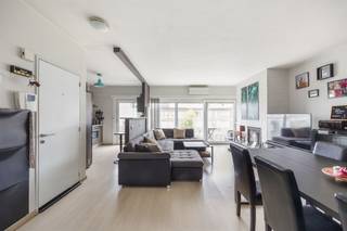 <p></p><p>I<strong>nstapklaar Appartement met Terras, Garage en Gemeenschappelijke Tuin in Groene Neerlandwijk</strong></p><p> </p><p></p><p></p><p>In de rustige en groene Neerlandwijk van Wilrijk vindt u dit verzorgd appartement op de vierde verdieping van een goed onderhouden gebouw. Dankzij de lift of trap bereikt u vlot het appartement, waar u zich meteen welkom voelt in de lichtrijke leefruimte.</p><p></p><p>De gezellige living loopt naadloos over in de eetruimte en open keuken, uitgerust met alle nodige toestellen. Een schuifraam verbindt deze ruimte met het westgerichte terras, perfect om te genieten van de avondzon. In de zomer houdt een airco het fris, in de winter zorgt een pelletkachel én een recente gascondensatieketel (2022) voor behaaglijke warmte.</p><p> </p><p></p><p></p><p>Het appartement beschikt over een ruime slaapkamer en een kinderkamer, beide voorzien van ingemaakte kasten. De badkamer is stijlvol afgewerkt met een regendouche, lavabomeubel en aansluitingen voor wasmachine en droogkast.</p><p> </p><p></p><p></p><p>Extra troeven zijn de hoogrendementsbeglazing in PVC met vliegenramen en een privatieve kelderberging. </p><p>Er is een autostaanplaats in de garage met automatische poort aan te kopen voor 15.000 euro. </p><p>Als kers op de taart is er een gemeenschappelijke tuin die vrij te gebruiken is, ideaal om tot rust te komen.</p><p> </p><p></p><p></p><p>De Paviljoenlaan ligt in het hart van de geliefde Neerlandwijk: een rustige woonomgeving met veel groen. Tegelijk geniet u van een uitstekende bereikbaarheid, vlak bij winkels, scholen, openbaar vervoer en belangrijke invalswegen richting Antwerpen en de Ring. Ook het Park van Eden en het Neerhofke bevinden zich op wandelafstand.</p><p> </p><p></p><p></p><p></p><p><strong>TROEVEN</strong></p><p>+ Lichtrijke leefruimte met open keuken</p><p></p><p>+ Zonnig, westgericht terras</p><p></p><p>+ Airco én pelletkachel</p><p></p><p>+ Recent vernieuwde gascondensatieketel (2022)</p><p></p><p>+ Garage met autostaanplaats</p><p></p><p>+ Gemeenschappelijke tuin in een rustige omgeving</p><p></p><p></p>