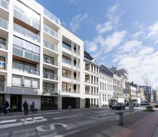 Ontdek ons nieuwbouwproject "Sebring" aan de Nieuwpoortsesteenweg in Oostende, genoemd naar het Sebring International Raceway, weerspiegelt het autorace erfgoed.<br />Deze exclusieve ontwikkeling biedt moderne appartementen voorzien van kwalitatieve afwerking en tal van voorzieningen.<br /><br />Dit schitterend project bestaat uit 9 appartementen die telkens genieten van twee slaapkamers en zonnige leefterrassen. Ook de prachtige binnentuin zorgt voor een rustige plek om te ontspannen midden in de stad.<br />Garages en parkeerplaatsen kunnen optioneel aangekocht worden voor extra comfort.<br /><br />Ideaal gelegen in de nabijheid van het strand, en in het bruisende stadscentrum van Oostende waar scholen, handelszaken, speciaalzaken en talrijke horecazaken op wandelafstand liggen.<br /><br />Dit nieuwbouwproject belooft hedendaags comfort met duurzame materialen en aandacht voor kwaliteit.<br />Elk appartement wordt met zorg ontworpen en tot in detail afgewerkt, inclusief een praktische keuken, elegante badkamer en hoogwaardige vloeren.<br /><br /><br /><strong>INDELING</strong>: Dit appartement beschikt over een Inkomhal met vestiaire ruimte, een lichtrijke woonkamer met toegang tot zonnig terras, een open ingerichte keuken, een ruime berging met aansluiting voor wasmachine en droogkast, een badkamer met inloopdouche, een afzonderlijk toilet met lavabo, twee volwaardige slaapkamers die beide toegang geven tot een terras langs de achterzijde. <br />Gemeenschappelijke fietsenstalling en vuilnislokaal aanwezig. <br /><br />Kom naar ons verkoopkantoor voor meer informatie of bel ons op het nummer 059 510 300.<br />Ons team staat klaar om al uw vragen te beantwoorden en u te begeleiden bij de aankoop van uw nieuw appartement.