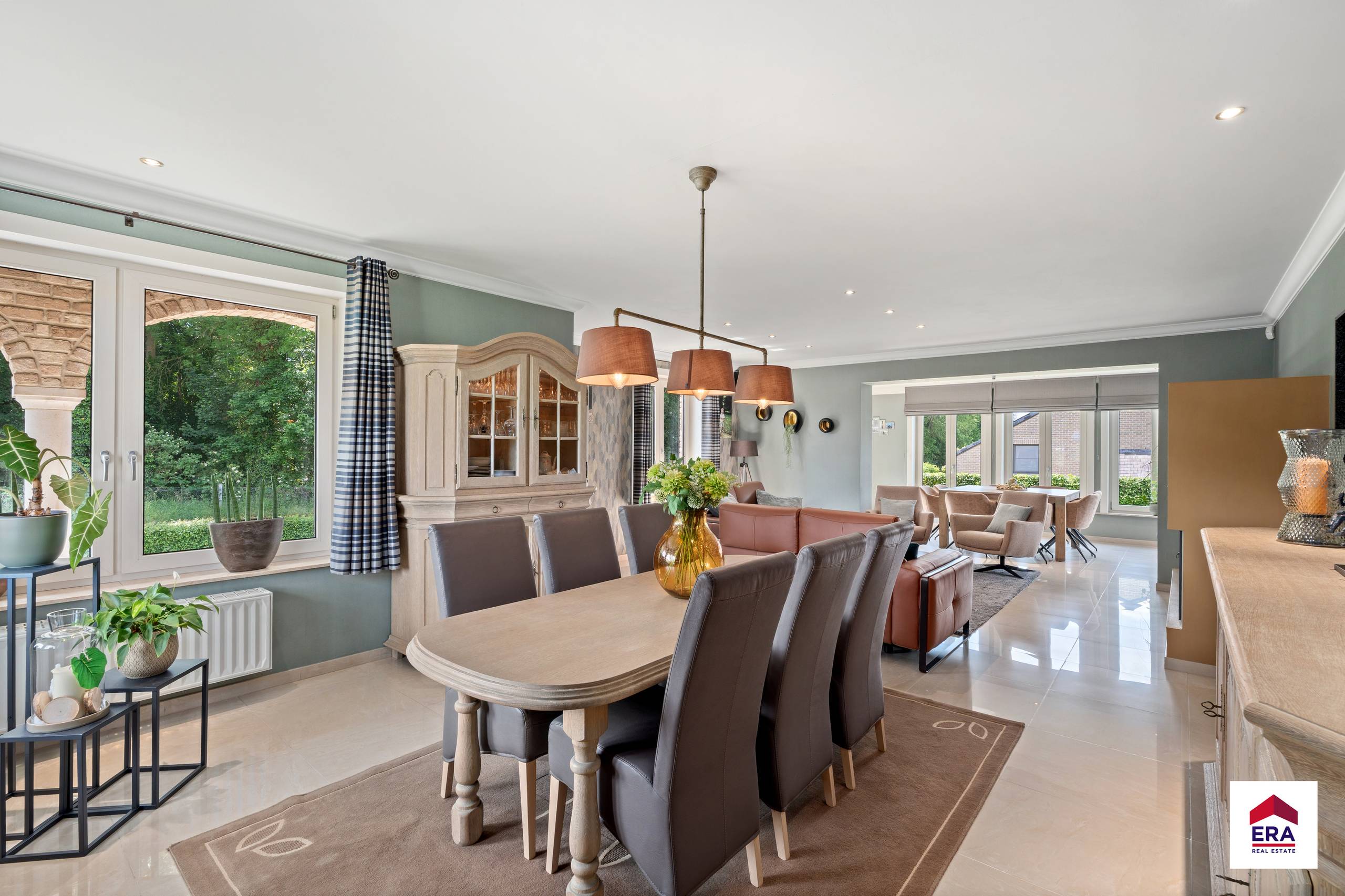 Karaktervolle Spaanse villa met dubbelegarage en grote tuin - foto 4