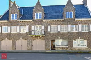 In 2012 volledig vernieuwd (Obumex) ruim herenhuis met veel mogelijkheden. Bestaande uit inkomhal, bureel, wachtplaats (winkeltje), living,...