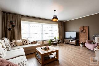 <strong>Ontdek deze perfect onderhouden, energiezuinige woning in een rustige straat vlak bij het centrum van Ronse. De woning werd grondig gerenoveerd met kwaliteitsvolle materialen en is volledig instapklaar!<br /><br />Indeling</strong><br />Gelijkvloers: inkomhal met berging, garage met aansluitende wasplaats/berging en toegang tot het terras en de stadstuin.<br />1ste verdieping: hal met apart toilet, ruime en lichtrijke leefruimte, volledig uitgeruste keuken en toegang tot het terras en de tuin.<br />2de verdieping: nachthal, 3 slaapkamers en een badkamer (te vernieuwen naar eigen smaak).<br />Zolderverdieping: mogelijkheid tot extra slaapkamers of bergruimte (mits plaatsing vaste trap).<br />De stadstuin is momenteel volledig aangelegd als terras, maar kan eenvoudig worden onthard om extra groen te creëren.<br /><br /><strong>Troeven</strong><br /><strong>Centrale verwarming met recente hoogrendementsketel op gas<br />Goede EPC-score (Label B) – geen renovatieverplichting<br />Dubbele beglazing overal<br />Mooie, moderne inrichting<br />Elektriciteit conform  het AREI.<br />Leuke, rustige buurt<br />Op wandelafstand van winkels, scholen en het centrum van Ronse</strong><br /><br />📞 Interesse?<br />Contacteer Jens voor meer informatie of een bezichtiging:<br />📱 0488 98 13 30<br />✉️ jens@immoboss.be<br /><br /><br /><br /><br /> 