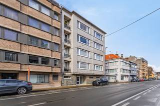 <span><span>Gelegen in de wijk Mariakerke op 600 m van het strand, dichtbij de duinen, de uitvalswegen van Oostende en een goede bereikbaarheid met het openbaar vervoer.<br /><br />Het gerenoveerde appartement is gelegen op de derde verdieping en is te bereiken met de lift of trap. In de hal krijg je toegang tot alle vertrekken van de woning. De zeer ruime woonkamer biedt genoeg ruimte voor een fijne zithoek en een grote eettafel. Via de eethoek krijg je toegang tot de keuken, met bergruimte. Het appartement beschikt over 2 slaapkamers. Een badkamer met inloopdouche en aansluiting voor wasmachine, plus een afzonderlijk toilet. Een balkon aan de voorzijde en achteraan een terras.<br /><br /><u>Bijzonderheden</u>:<br />· <strong>Renovatie volbracht, energielabel B</strong>;<br />· 106 m<sup>2</sup> woonoppervlakte;<br />· <strong>TOP-locatie, loopafstand van het strand</strong>;<br />· uitstekende bereikbaarheid, gratis parkeren in de omgeving;<br />· private berging en gemeenschappelijke fietsenstalling op gelijkvloers;<br />· <strong>balkon & terras</strong>.<br /><br />Ben je op zoek naar een ruim en goed gelegen appartement aan de kust? Maak snel een afspraak voor een bezichtiging! Contacteer ons op het nummer <strong>051 50 11 51</strong> of via <strong>diksmuide@diksimmo.be</strong>.</span></span>