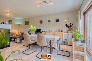 In de verkeersluwe Brugstraat 30 in Stene-Oostende bevindt zich deze instapklare, energiezuinige gezinswoning met zonnige tuin. Via de inkomhal...