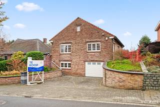 *Schrijf je in voor een bezoek via www.polares.eu*<br /><br />In de rustige Eikenbergstraat 42 in Wilsele staat deze vrijstaande woning op 4a36ca met 225 m² bewoonbare oppervlakte (volgens EPC). Een solide basis met veel licht en ruimte, ideaal om naar eigen smaak op te frissen.<br /><br />Het gelijkvloers omvat een keuken, leefruimte, veranda met terras, slaapkamer en badkamer. Op de eerste verdieping vind je 2 extra slaapkamers en nog uitbreidingsmogelijkheden.<br /><br />De woning beschikt over een ruime kelder met plaats voor de auto, een extra grote berging, stookplaats en zelfs een aparte douchecel. Buiten vind je een gezellig tuintje en handige berging.<br /><br />EPC-label D kan eenvoudig naar C gebracht worden door de mazoutketel te vervangen door een gascondensatieketel.<br /><br />De ligging is een absolute troef: vlak bij Leuven, met snelle toegang tot invalswegen en de autostrade, en in de nabijheid van winkels, scholen en openbaar vervoer.<br /><br />Kom de woning zelf bezoeken door je in te schrijven op onze eerste bezoekdag op vrijdag 28/11 via www.polares.eu. Voor meer informatie bel Brecht via het nummer 0484/564422 of mail naar brecht@polares.eu
