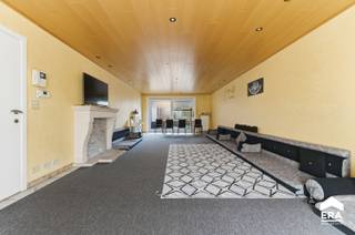 OVER DE WONINGDeze gesloten gezinswoning, gebouwd in 1991, is gelegen in het centrum van Roeselare en combineert een praktische indeling met een...