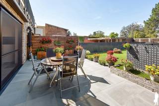 <p><strong>GLV APP met 2 SLK, terras & tuintje in centrum OLVW.</strong><br /><br />Ontdek dit gunstig gelegen en recent appartement op de gelijkvloerse verdieping, in het hart van Onze-Lieve-Vrouw-Waver. <br />Dankzij de combinatie van comfort, energiezuinigheid en een centrale ligging is dit appartement ideaal voor starters, jonge gezinnen, koppels die volledig gelijkvloers willen wonen of als investering.<span></span></p>
<p>Het appartement bevindt zich op wandelafstand van winkels, scholen en openbaar vervoer, waardoor alle dagelijkse voorzieningen vlot bereikbaar zijn.</p>
<p>Binnenin beschikt het appartement over <strong>twee slaapkamers, </strong>een apart toilet en een moderne badkamer, uitgerust met zowel een <strong>inloopdouche als ligbad</strong>. De volledig uitgeruste open keuken is voorzien van kwalitatieve toestellen en voldoende kastruimte en sluit mooi aan op de ruime en lichtrijke leefruimte. Daarnaast is er een praktische interne berging met aansluiting voor wasmachine en droogkast.</p>
<p>Vanuit de leefruimte heeft u rechtstreeks toegang tot een <strong>ruim terras van ca. 35 m²</strong>, met aansluitend een gezellig <strong>privatief tuintje</strong>. <br /><br />Ook op energetisch vlak scoort het appartement uitstekend met een <strong>EPC-label A</strong> en energiezuinige <strong>vloerverwarming</strong>.</p>
<p>Het appartement maakt deel uit van een <strong>kleinschalig appartementsgebouw met lift</strong>. <br />De lift biedt toegang tot de ondergrondse parkeergarage, waar zich een <strong>autostaanplaats en individuele kelderberging </strong>bevinden<strong>, beide inbegrepen in de verkoopprijs</strong>. Daarnaast is er op het gelijkvloers ook nog een gemeenschappelijke overdekte fietsenstalling.</p>
<p><strong>Extra troef:</strong> optioneel kan een <strong>tweede autostaanplaats met bijhorende berging</strong> worden aangekocht (<strong>prijs overeen te komen</strong>).</p>
<p>Kortom: een comfortabel en energiezuinig appartement met buitenruimte, gelegen op een rustige én centrale locatie.</p>
<p>Neem vandaag nog telefonisch contact met ons op of mail naar <strong>keerbergen@deboerenpartners.be</strong> voor meer informatie of om een bezichtiging in te plannen.</p>