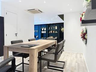 Deze handelsruimte bestaat uit inkom met vitrine en tweede vitrine.Buitenschrijnwerk is recent vervangen door ALU met superisolerende beglazing.Pand...