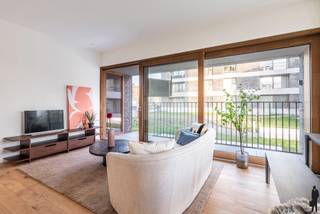 <p><strong>Gelijkvloers appartement (70 m²) met terras en tuin in prestigieus project "Tuinen van Eden" in Wilrijk<br /><br /></strong>Gelegen in het nieuwe en prestigieuze project <em>Tuinen van Eden</em>, midden in het hart van Wilrijk, bevindt zich dit stijlvol gelijkvloers appartement met een groen karakter en uitstekende bereikbaarheid. Dankzij de grote raampartijen geniet het appartement van overvloedig natuurlijk licht en een warme uitstraling. Het ruime terras met tuin zorgt voor een uniek wooncomfort op een toplocatie.<br /><br /><strong>Algemene info:</strong><br />- Bewoonbare oppervlakte: ± 70 m²<br />- Terras + tuin<br />- Ondergrondse staanplaats met laadpaal + kelderberging (Inbegrepen in de prijs!)<br /><br /><strong>Technische kenmerken:</strong><br />- Vloerverwarming<br />- Keuken voorzien van alle comfort en moderne toestellen<br />- Badkamer met inloopdouche en kwalitatieve afwerking<br />- Ingebouwde kast in de slaapkamer<br />- Aparte wasberging<br />- Energiezuinig appartement door hoogwaardige isolatie<br /><br /><strong>Onmiddellijke omgeving:</strong><br />Dit project combineert rust en groen met de nabijheid van alle belangrijke invalswegen (A12, E19). Op wandelafstand bevinden zich winkels, scholen, horeca en openbaar vervoer. Het groene karakter van Tuinen van Eden biedt een unieke combinatie van wooncomfort en stadsverbondenheid.<br /><br /><strong>Indeling:</strong><br />- Inkomhal<br />- Ruime leefruimte op parket met eetplaats en volledig uitgeruste keuken<br />- Woonkamer met toegang tot terras en tuin<br />- 1 slaapkamer met ingemaakte kast<br />- Badkamer met inloopdouche en lavabo<br />- Apart toilet<br />- Bijkomende wasplaats/bergruimte<br />- Overdekt terras en aansluitende tuin<br /><br /><span>Voor meer informatie kan u terecht op </span><strong>www.deboerenpartners.be</strong><span> of neem gerust contact met ons op.</span></p>